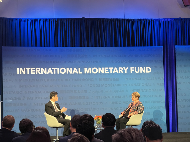 이창용(왼쪽) 한국은행 총재와 크리스탈리나 게오르기에바 국제통화기금(IMF) 총재가 18일(현지 시간) 워싱턴DC IMF 본사에서 대담을 하고 있다. 이태규 특파원