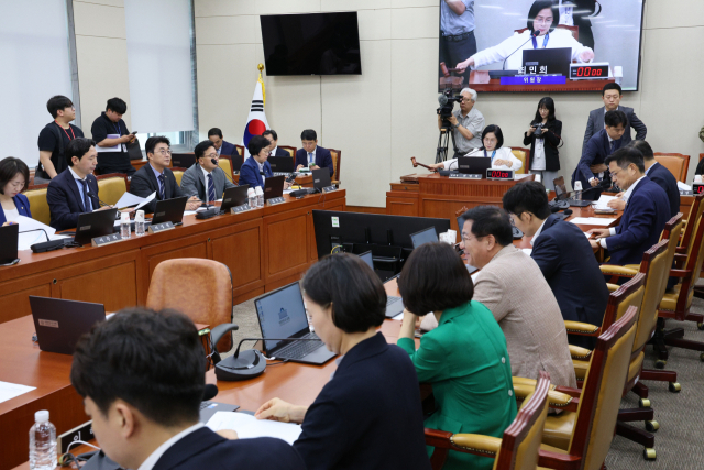 최민희 과학기술정보방송통신위원회 위원장이 19일 오전 서울 여의도 국회에서 열린 과방위 전체회의에서 의사봉을 두드리고 있다. 뉴스1