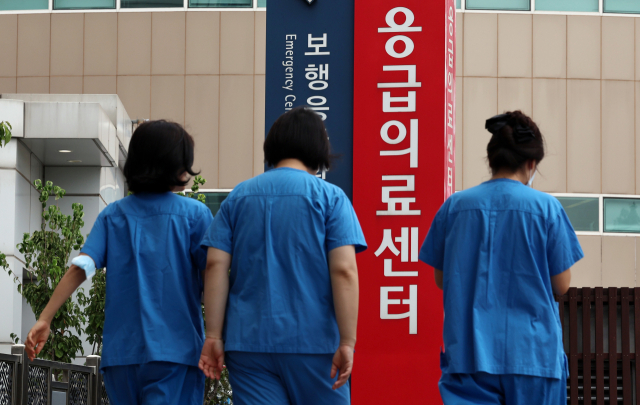 서울의 한 대형병원에서 의료진이 이동하고 있다. 사진은 기사 내용과 무관함. 뉴스1