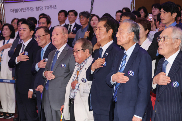 정청래(오른쪽 세번째) 더불어민주당 대표가 19일 서울 여의도 국회 의원회관에서 열린 창당 70주년 기념식 '국민과 함께, 당원과 함께 민주 70'에서 국기에 경례하고 있다. 연합뉴스