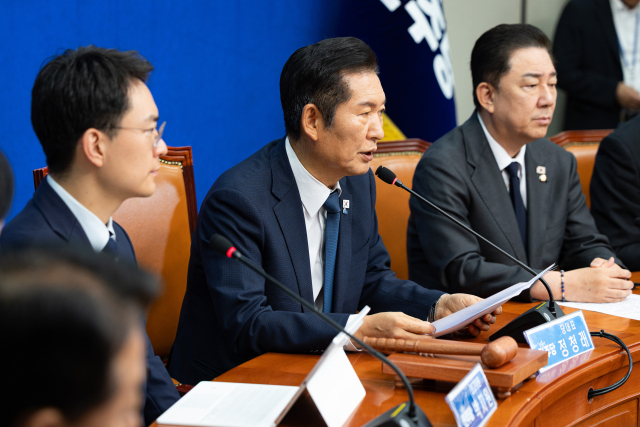 정청래(왼쪽 두번째) 더불어민주당 대표가 19일 서울 여의도 국회에서 열린 최고위원회의에서 모두 발언을 하고 있다. 뉴스1