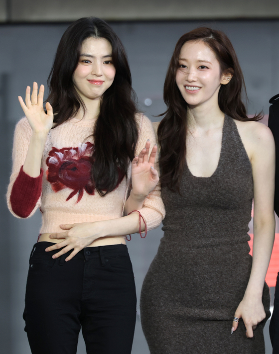 배우 한소희, 전종서(오른쪽)가 18일 오전 서울 부산 해운대구 영화의 전당에서 열린 제30회 부산국제영화제(BIFF) '프로젝트 Y' 오픈 토크에 참석해 인사를 하고 있다. 2025.9.18/뉴스1 ⓒ News1 권현진 기자
