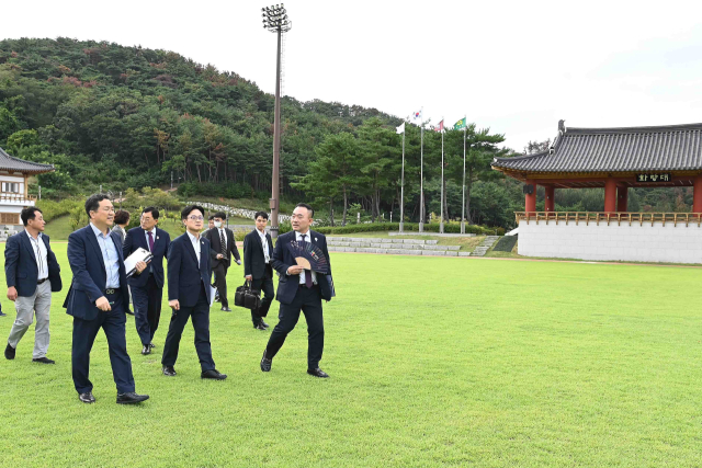 김정관 산업통상자원부 장관이 18일 경북 경주를 방문, 다음 달 아시아태평양경제협력체(APEC) 정상회의와 함께 개최되는 경제인 행사 준비 상황을 점검하고 있다. 연합뉴스