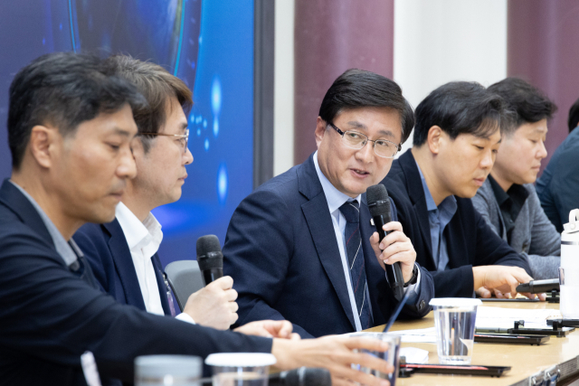 김성환 환경부 장관이 19일 서울 여의도 국회의원회관에서 열린 '2035 국가 온실가스 감축목표(NDC) 대국민 공개 토론회'에서 패널들과 의견을 나누고 있다. 연합뉴스