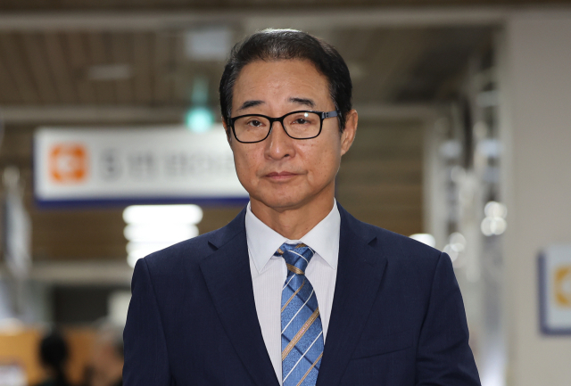 이성만 전 더불어민주당 의원이 19일 오후 서울 서초구 서울고등법원에서 열린 더불어민주당 전당대회 돈봉투 사건 관련 정치자금법위반 등 2심 선고에 출석하고 있다. 뉴스1