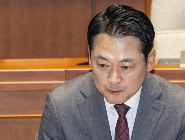 장동혁 국민의힘 대표가 19일 국회에서 열린 의원총회에 입장해 시작을 기다리다 생각에 잠겨 있다. 연합뉴스