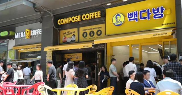 점심시간 직장인들이 커피를 사기 위해 카페 앞에 줄 서 있는 모습. 뉴스1