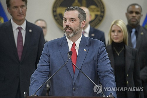 2025년 3월 27일 미국 버지니아동부 연방검찰청의 에릭 시버트(가운데) 임시 검사장이 버지니아주 머내서스 소재 연방수사국(FBI)에서 열린 기자회견에서 발언하면서 글렌 영킨(왼쪽) 버지니아주지사와 팸 본디(오른쪽) 미국 법무장관이 발언을 듣고 있다. AP=연합뉴스