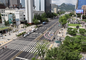 광화문 디타워, 7개사 줄세우더니…스벅 내보내고 선택한 브랜드[이충희의 쓰리포인트]