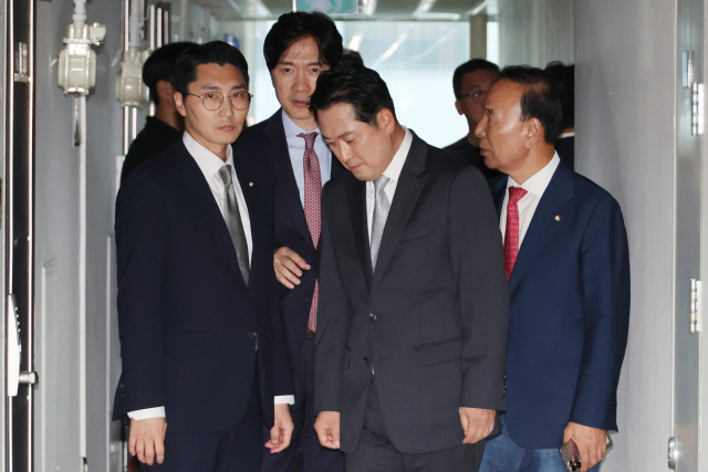 장동혁(가운데) 국민의힘 대표가 지난 18일 김건희 특검의 압수수색을 막기 위해 서울 여의도의 한 오피스텔에 위치한 당원명부 데이터베이스(DB) 관리업체로 들어가고 있다. 연합뉴스