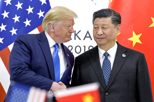 2019년 6월 일본 오사카에서 열린 주요 20개국(G20) 정상회의에서 마지막으로 얼굴을 맞댔던 도널드 트럼프(왼쪽) 미국 대통령과 시진핑 중국 국가주석. 트럼프 대통령과 시 주석은 10월 경북 경주에서 열릴 APEC 정상회담에 참석하기 위해 13년 만에 동시 방한할 예정이다. AP연합뉴스