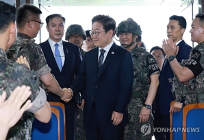 "스마트강군으로 재편"…軍 기강잡은 李대통령