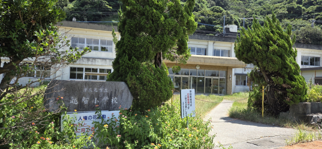 폐교한 지 오래된 소학교 정문 앞에도 붉은색 자판기가 설치돼 을씨년스러운 마을 풍경과 묘한 대비를 이룬다.
