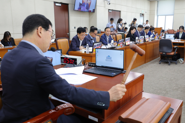 22일 서울 여의도 국회에서 열린 행정안전위원회 전체회의에서 신정훈 위원장이 의사봉을 두드리고 있다. 연합뉴스