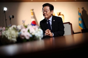 李 대통령 “트럼프-김정은 합의시… 북핵동결 임시긴급조치 수용”