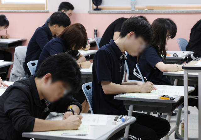 3일 오전 경기 화성시 동탄고등학교에서 3학년 학생들이 한국교육과정평가원 주관 2026학년도 대학수학능력시험(수능) 9월 모의평가를 치르고 있다. 해당 사진은 기사와 무관함. 뉴스1