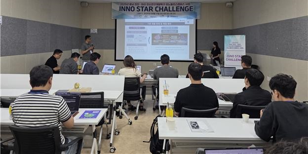 사진=최우수상 ㈜에이센텍 주성진 대표 심사위원들 앞 IR피칭 현장