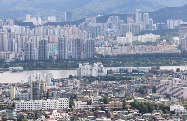 서울 남산에서 바라본 시내 아파트 단지 모습. 연합뉴스