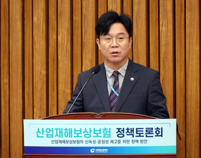 22일 서울 여의도 국회에서 열린 산업재해보상보험 정책토론회에서 김영훈 고용노동부 장관이 발언하고 있다. 연합뉴스