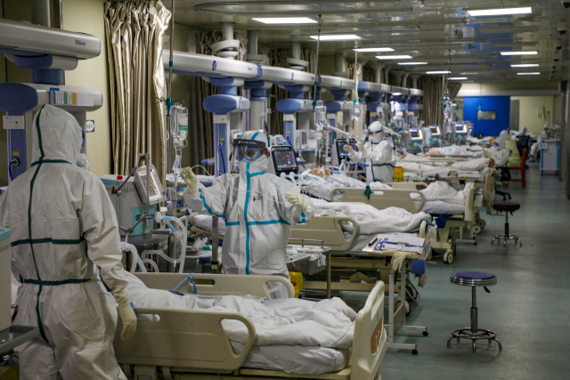 중국 후베이성 우한의 지정 병원 중환자실(ICU)에서 의료진이 보호복을 입고 코로나19 환자들을 돌보고 있다. 2020.02.06. 로이터 연합뉴스