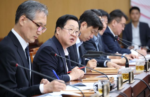 이장우(왼쪽 두번째) 대전시장이 주간업무회의를 주재하고 있다. 사진제공=대전시