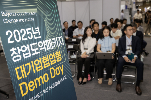 건설혁신 스타트업 관계자들이 18일 경기 고양시 일산킨텍스에서 열린 ‘2025 한국건설·안전박람회’의 ‘2025 창업도약패키지 데모데이’에 참석해 행사 설명을 듣고 있다. 사진 제공=현대건설