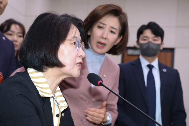 나경원 국민의힘 의원이 22일 서울 여의도 국회 법제사법위원회에서 열린 검찰개혁 입법청문회에서 퇴장 명령을 한 추미애 위원장에게 항의하고 있다. 뉴스1