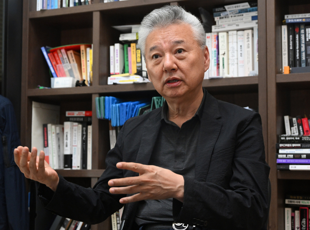 홍성국 혜안리서치 대표가 22일 서울경제신문과의 인터뷰에서 “실행력 있는 리더가 정치·경제계의 주류가 돼야 우리 사회의 과제를 해결할 수 있다”고 강조하고 있다. 오승현 기자