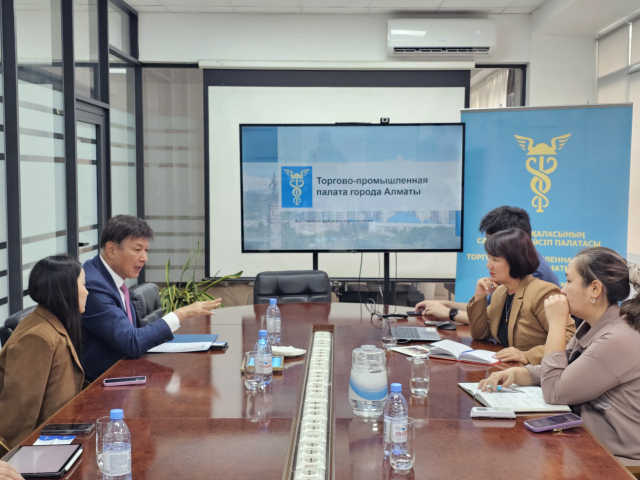 최재호(왼쪽 두 번째) 창원상공회의소 회장이 22일 카자흐스탄 알마티상공회의소를 방문해 아킬다예바 샤라 잔다르베코브나 의장을 만나 지역기업간 교류 방안 등을 논의하고 있다. 사진 제공=창원상공회의소