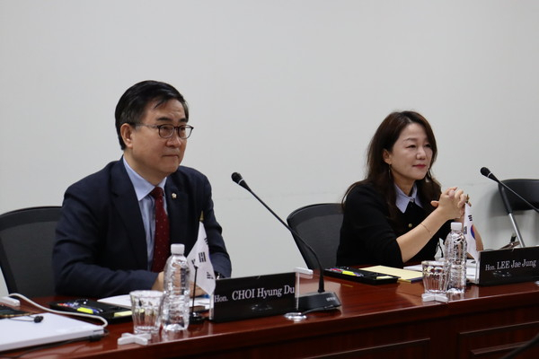 지난해 2월 화상회의로 진행된 ‘제35차 한미일 의원회의’에서 이재정(오른쪽) 더불어민주당 의원과 최형두 국민의힘 의원이 참석자들의 발언을 듣고 있다. 사진 제공=국회