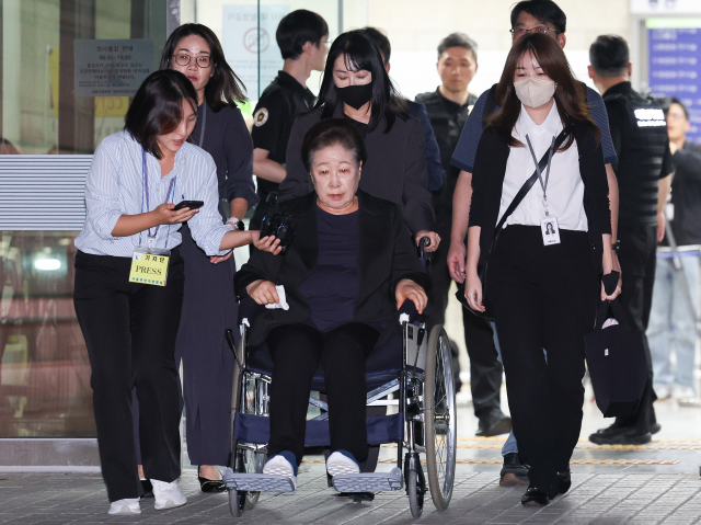 윤석열 정권과 통일교가 연관된 '정교유착 국정농단' 의혹을 받는 한학자 통일교 총재가 22일 서울중앙지법에서 구속 전 피의자 심문(영장실질심사)을 마친 뒤 법정을 나서고 있다. 연합뉴스
