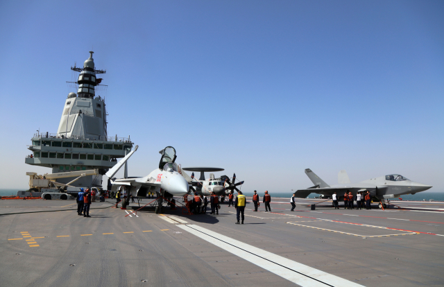중국 항공모함 푸젠함의 비행 갑판에 항모 기반 항공기 J-15T, J-35, 공경-600이 대기하고 있다. 중국 해군은 22일 이들 3종의 함재기가 푸젠에서 첫 전자기식 사출을 통한 이륙 및 착륙 훈련을 성공적으로 완료했다고 밝혔다./신화연합뉴스