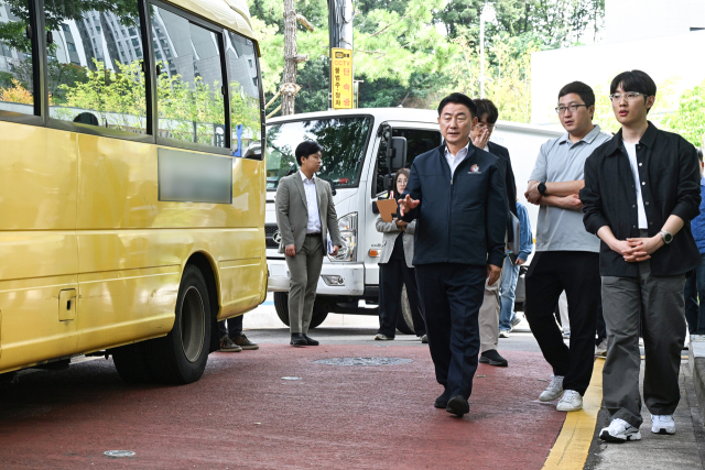 김동근 의정부시장(좌측)이 22일 신곡동 파크프라임아파트 일대 현장 점검을 하고 있다. 사진 제공=의정부시