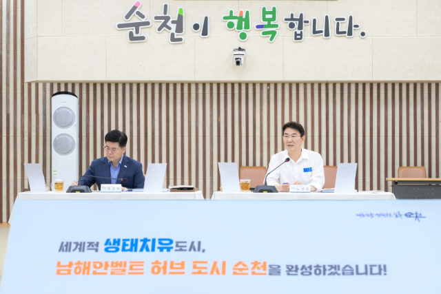 노관규(오른쪽) 순천시장이 22일 2026년 주요업무계획 보고회를 주재하고 있다. 이날 노 시장은 이재명 정부의 123대 국정과제에 발맞춰 발맞춘 세계적 생태치유도시에 대한 비전을 제시하며 미래 성장과 함께 순천의 품격을 한 단계 더 도약 시키기 위한 행정력을 주문했다. 사진 제공=순천시