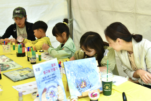 아이들이 21일 경기도 김포의 ‘2025 대한민국 독서대전’ 체험부스에서 독서 체험을 즐기고 있다. 사진 제공=김포시