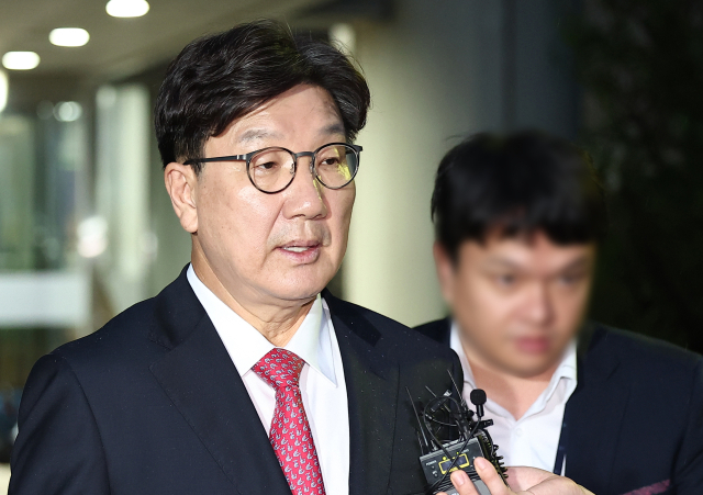 윤석열 정부와 통일교 간 '정교 유착'의 발단으로 지목된 국민의힘 권성동 의원이 16일 서울 서초구 서울중앙지법에서 열린 구속 전 피의자 심문(영장실질심사)을 마친 뒤 대기 장소인 서울구치소로 향하고 있다. / 연합뉴스