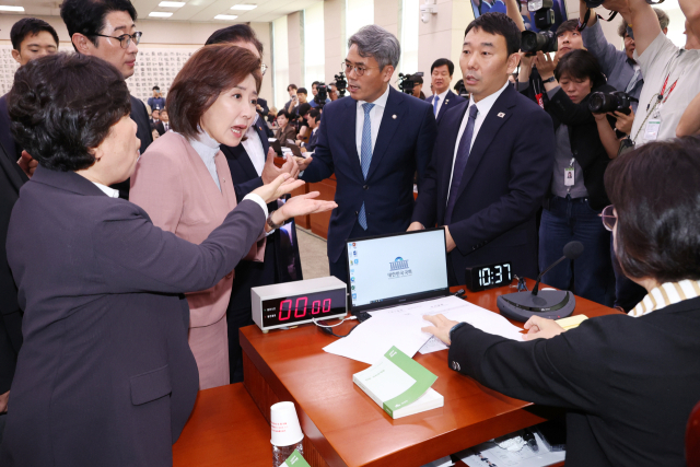 22일 서울 여의도 국회 법제사법위원회에서 열린 '건진법사 관봉권 띠지' 분실 관련 검찰개혁 입법청문회에서 국민의힘 나경원 의원 등 위원들이 추미애 위원장의 질서유지권 발동 등에 항의하고 있다. 국민의힘 의원들은 노트북에 붙인 