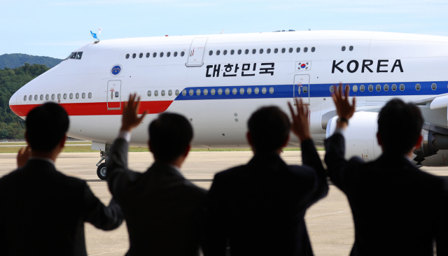 22일 성남 서울공항에서 유엔총회 참석차 출국하는 이재명 대통령과 김혜경 여사가 탑승한 공군 1호기를 향해 환송 인사들이 손을 흔들고 있다. 연합뉴스