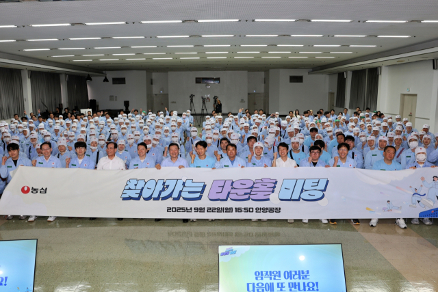 22일 이병학(앞줄 왼쪽 여섯번째) 농심 대표이사를 비롯한 경영진이 농심 안양공장에서 ‘찾아가는 타운홀 미팅’을 진행한 뒤 기념촬영을 하고 있다. 사진제공=농심