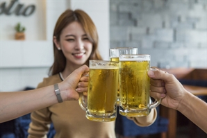 "술 한 잔 했더니 영어가 술술 나오더라" 이 말 진짜였다…깜짝 연구결과 보니