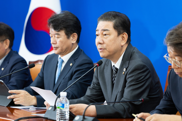 김병기 더불어민주당 원내대표가 23일 서울 여의도 국회에서 열린 원내대책회의에서 모두 발언을 하고 있다. 뉴스1