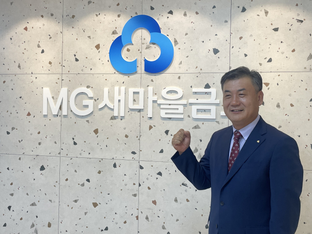이재헌 이원새마을금고 이사장이 충북 옥천군 이원면 본점에서 금고를 소개하고 있다. 사진=김현상 기자
