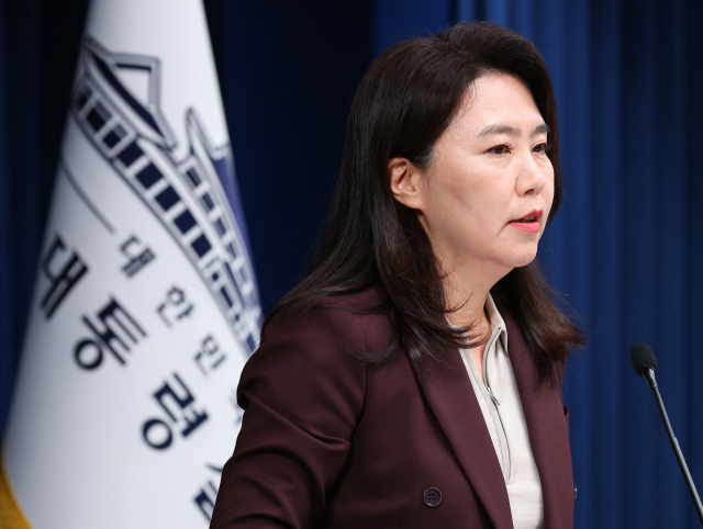강유정 대통령실 대변인이 18일 서울 용산 대통령실에서 진행된 대통령 주재 수석보좌관회의 관련 브리핑을 하고 있다. 연합뉴스