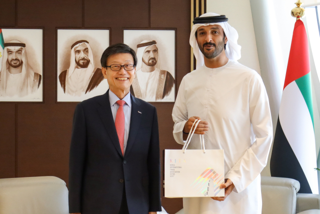 윤진식(왼쪽) 한국무역협회 회장과 압둘라 빈 투크 알 마리 아랍에미리트(UAE) 경제관광부 장관이 22일(현지 시간) UAE 아부다비에서 만나 기념 촬영을 하고 있다. 사진 제공=한국무역협회