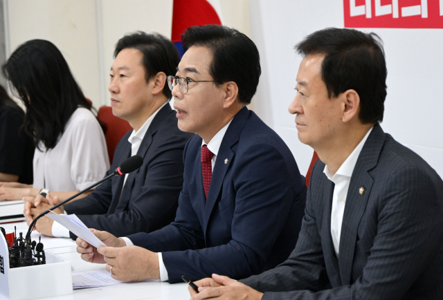 송언석(오른쪽 두 번째) 국민의힘 원내대표가 23일 서울 여의도 국회에서 원내대표 취임 100일 기자회견을 갖고 있다. 성형주 기자