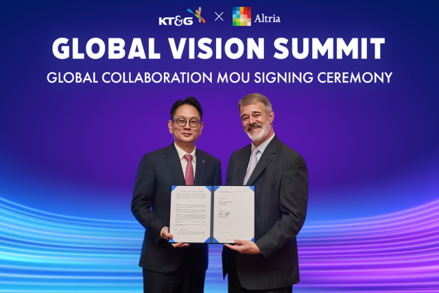 방경만 KT&G 사장이 23일 빌리 기포드 알트리아 CEO와 글로벌 니코틴·비니코틴 시장에서의 전략적 협력 기반을 구축하는 포괄적 MOU에 서명하고 기념 사진을 촬영하고 있다. 사진 제공=KT&G