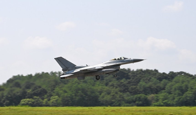 KF-16 전투기가 공군 충주기지 활주로에서 이륙하고 있는 모습. 사진 제공=공군