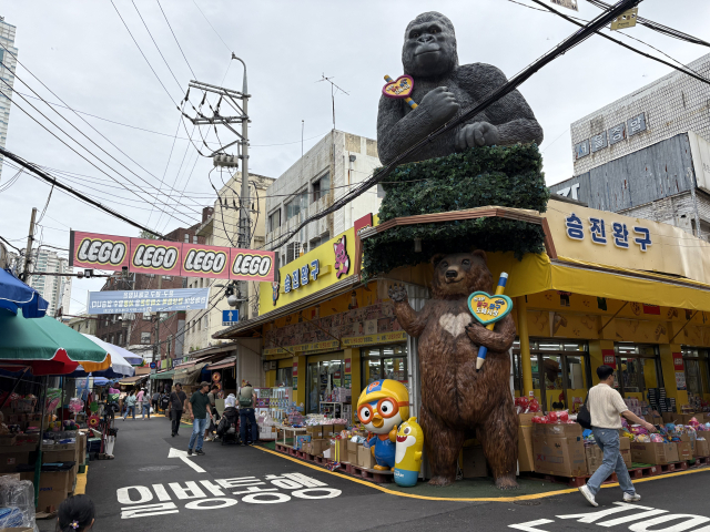 시민들이 창신동 문구완구 거리를 지나가고 있다. 사진=김예솔 기자