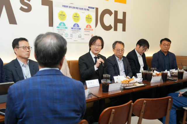 주병기 공정거래위원장이 23일 서울 마포구의 한 패스트푸드 가맹점에서 현장 간담회를 열고 있다. 사진 제공=공정위.