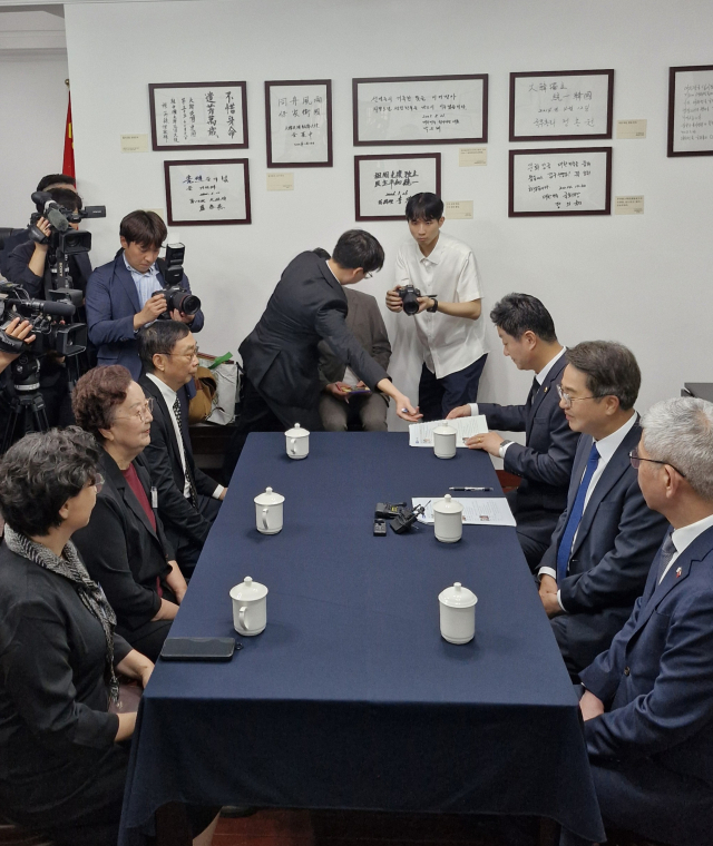 김동연 경기도지사가 23일(현지시간) 오전 충칭 대한민국 임시정부 청사에서 독립유공자 후손들과 간담회를 갖고 있다. 사진 = 손대선 기자